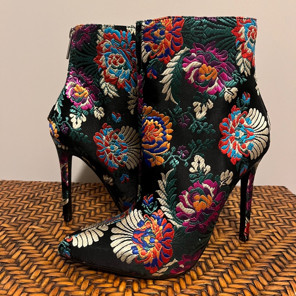 Gorgeous, colorful booties! Size 5.5